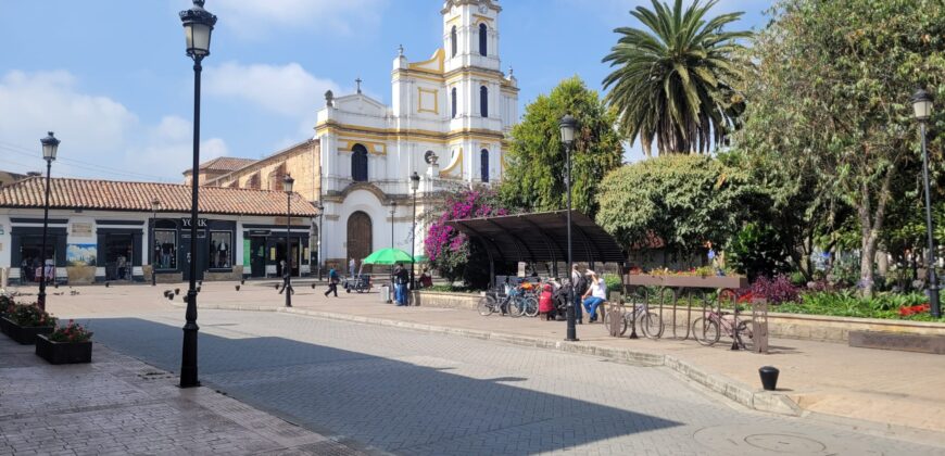 Funza, Casa con local Comercial centro – 210 m2