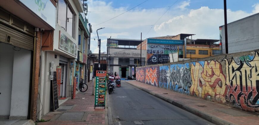 Funza, Casa con local Comercial centro – 210 m2